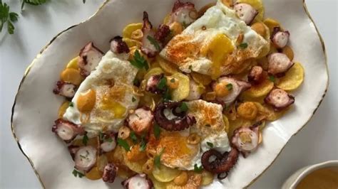 Plato de huevos rotos con pulpo y pimentón