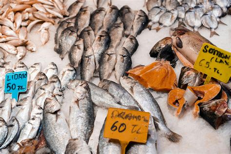 Merluza fresca en un mercado