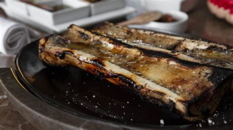 Plato de tuétano a la parrilla con pan tostado