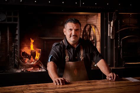 Maestro asador Javier Brichetto trabajando en la parrilla