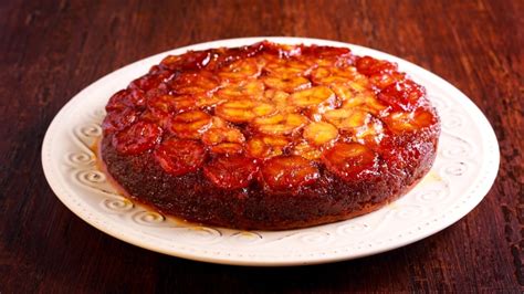 Torta invertida de banana recién desmoldada