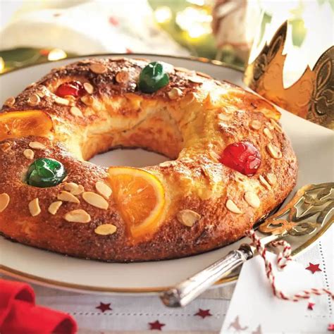 Roscón de Reyes decorado con frutas y almendras