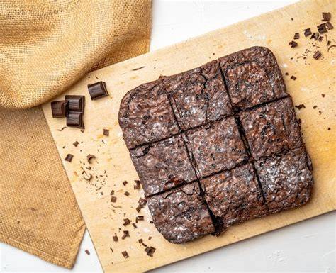 Brownies de chocolate recién horneados sobre una rejilla
