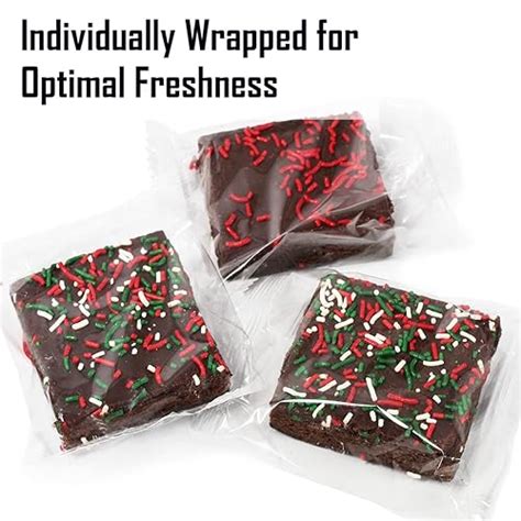 Brownies envueltos individualmente en papel film y colocados en una bolsa de congelación