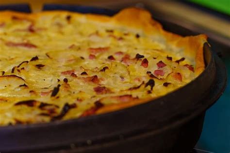 Plato de Zwiebelkuchen (pastel de cebolla)