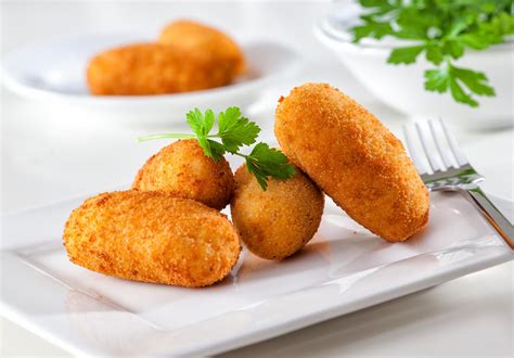 Imagen de una croqueta casera dorada y crujiente