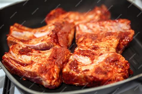 Sartén dorando costillas de cerdo