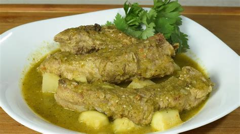Olla de barro con costillas de cerdo en salsa verde cocinándose