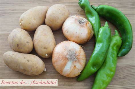 Ingredientes para la guarnición: patatas, pimientos, cebolla