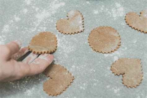 Proceso de corte de galletas con forma de corazón