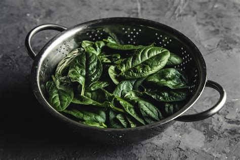 Espinacas frescas en un colador