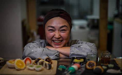 Reiko Shinozaki elaborando wagashi en Kame
