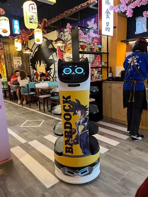 Robot sirviente en Buga Ramen Granada
