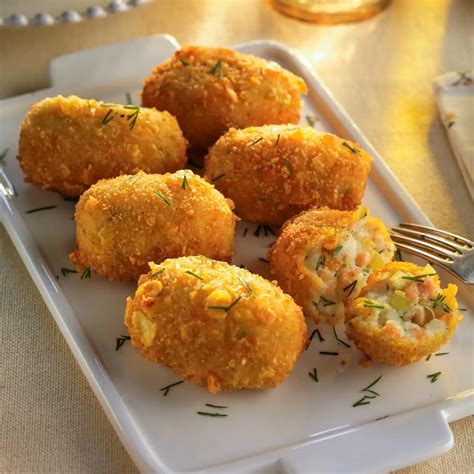 Croquetas de salmón servidas como aperitivo
