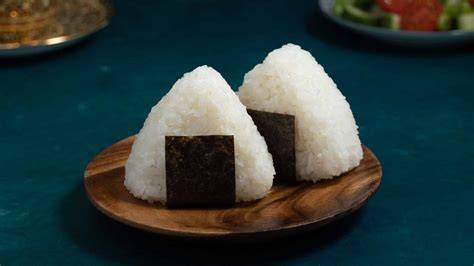 Onigiris en una bento box japonesa