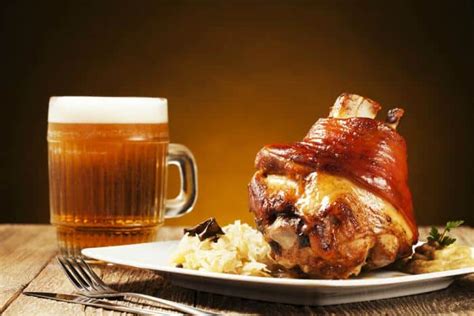 Schweinshaxe alemán con cerveza