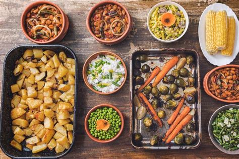 Mesa navideña con diferentes carnes asadas y guarniciones festivas