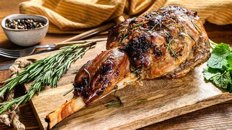 Cordero asado en bandeja con hierbas aromáticas