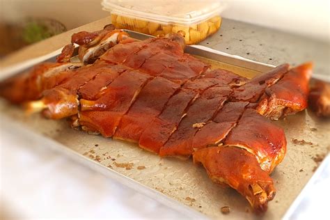 Lechona asada entera con piel crujiente
