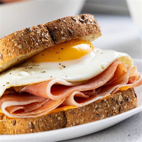 Pan thins con huevo frito, jamón serrano y queso