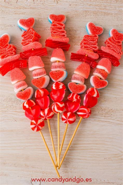 Proceso de ensartar gominolas en una brocheta