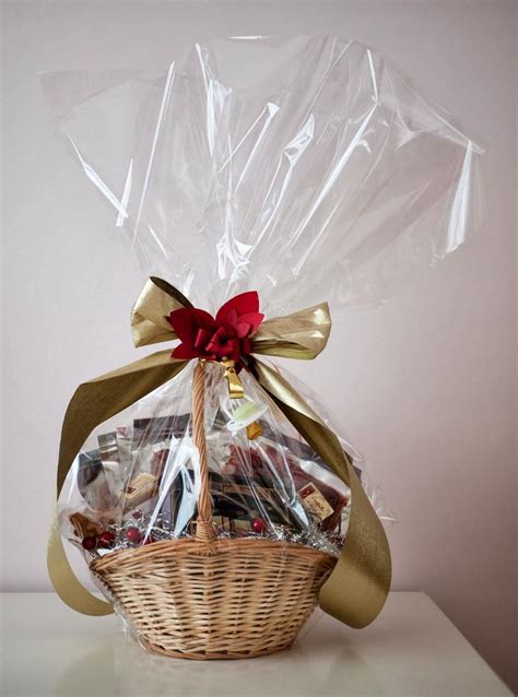 Cesta de regalo con brochetas de gominola