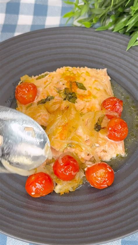 Ingredientes frescos: cúrcuma, salmón, aceite de oliva y vegetales variados