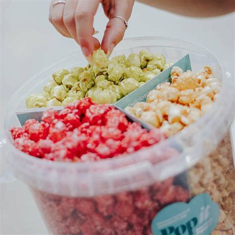 Tanques de palomitas de diferentes sabores en una tienda gourmet