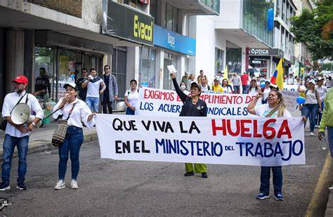 Trabajadores en huelga frente a la panificadora Butrón