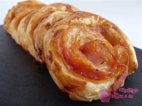 Rollitos de hojaldre con salchicha y beicon en la bandeja del horno