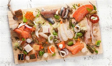 Ejemplo de tabla de ahumados de pescado con acompañamientos