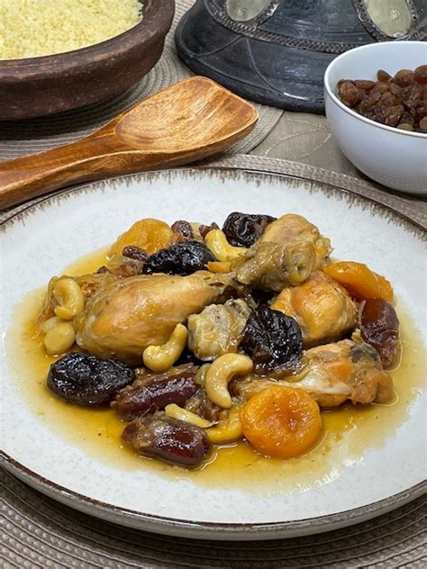 Conejo guisado con uvas y frutos secos