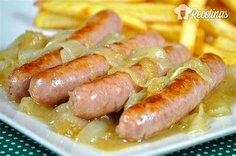 Salchichas frescas en una sartén con cebolla y cerveza
