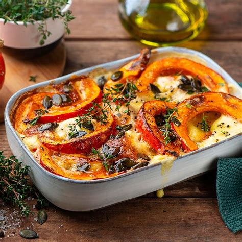 Fuente de horno con trozos de calabaza y ajos