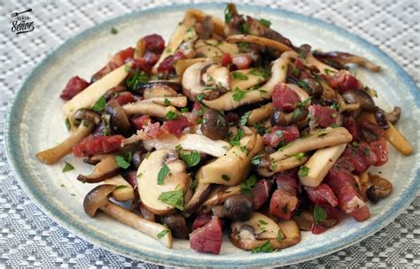 Setas salteadas con panceta y nueces