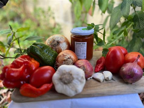 Sofrito de tomate con cebolla y ajo