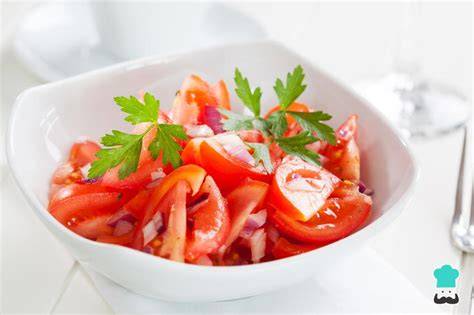 Plato de ensalada de tomate y cebolla