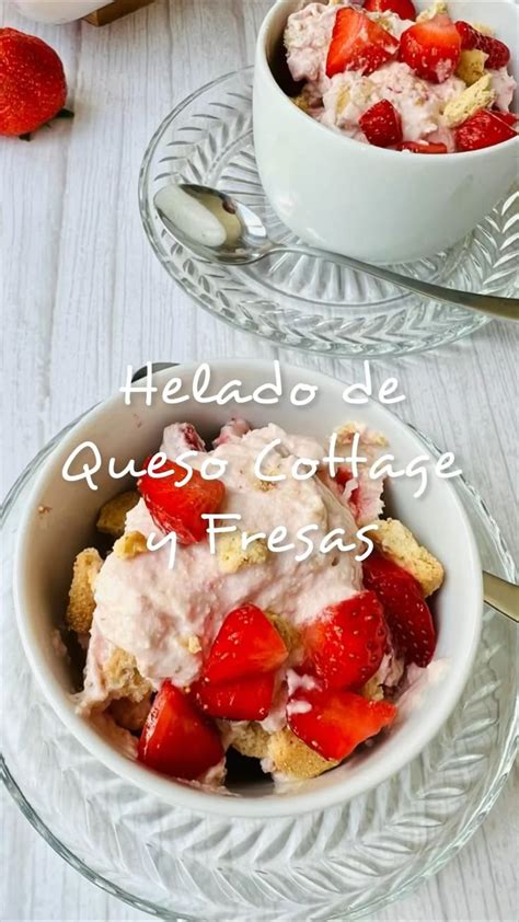 Helado de queso cottage y fresas en un bol