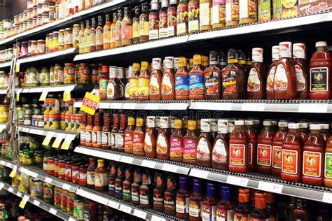 Variedad de salsas en un supermercado