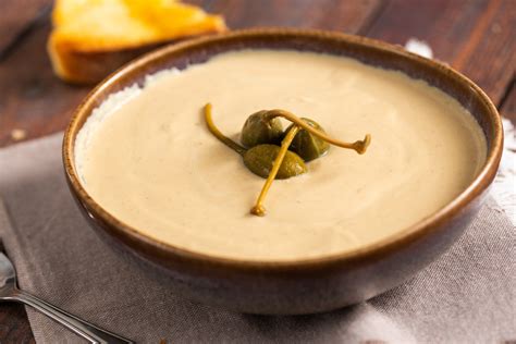 Ingredientes principales para la salsa tonnata: atún, alcaparras, anchoas, mayonesa