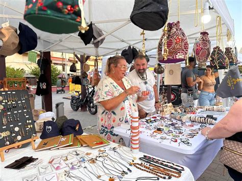 Mercadillo tradicional andaluz en la plaza Fariñas, La Línea