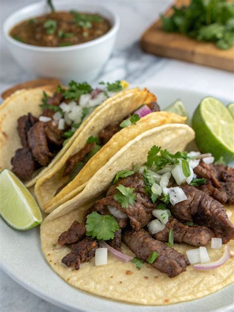 Tacos de carne asada preparados en un comal