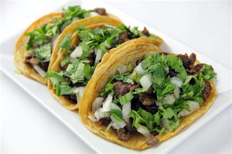 Plato de tacos de carne asada con sus acompañamientos