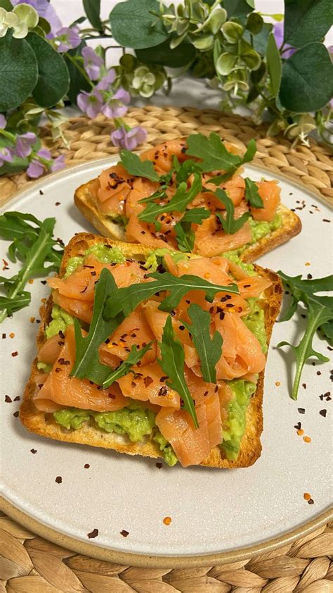 Preparación de tosta de salmón con aguacate