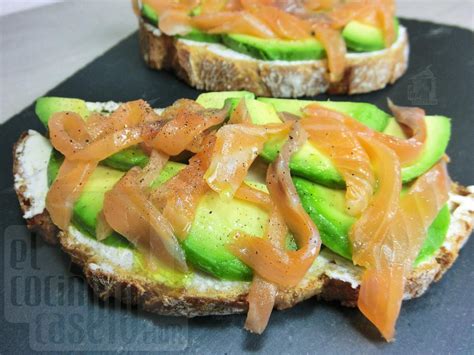 Tosta de salmón con aguacate y tomate