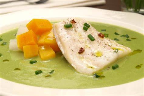 Crema de guisantes con bacalao y verduras al vapor