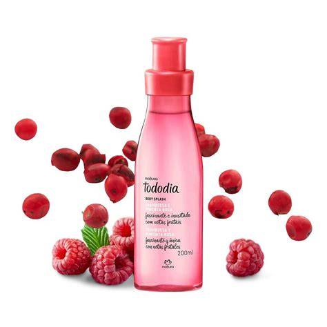 Composición de fragancia con pimienta rosa