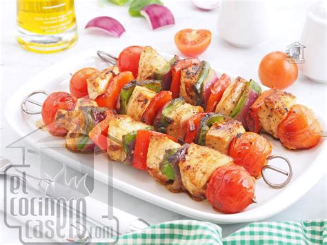 Montaje de brochetas de pollo, tomate y mozzarella