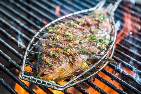 Plato de pescado fresco a la parrilla en El Naútico