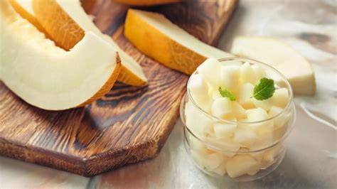Melón cortado en bolas y dados